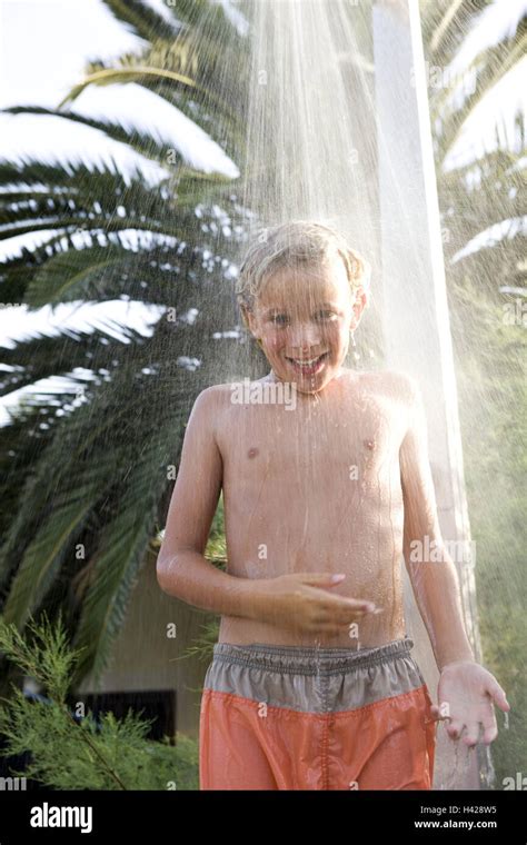 Junge lächelnd Gartendusche Palmen halbe Portrait Menschen Kinder