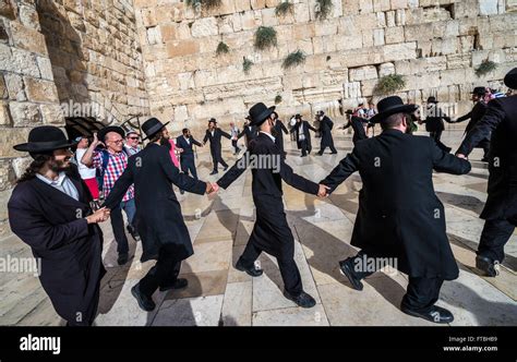 Judios Ortodoxos En El Muro De Los Lamentos Fotograf As E Im Genes De