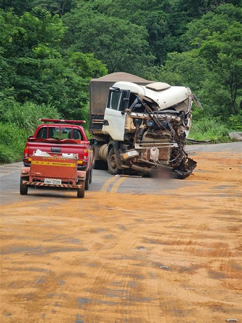 Motorista Morre Em Acidente Entre Duas Carretas Na Br Em Montes