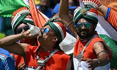 Fans pray for India's elusive world cricket trophy