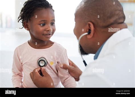 Soins De Sant P Diatre Et Enfant M Decin De Coeur Avec Un Patient L