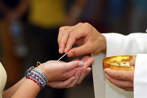 Paroisses En Haute Tarentaise Communier Dans La Main