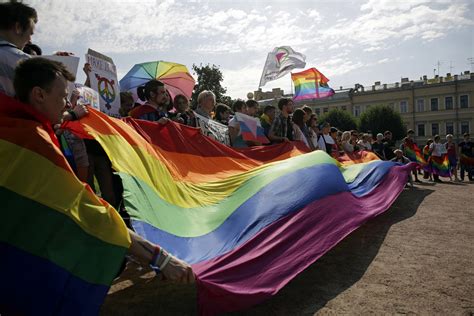 Rusia amplió la prohibición de la propaganda LGBT a todas las edades en