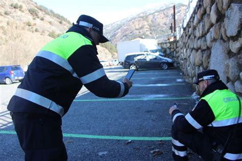 Reforç de la vigilància per la recollida d excrements al camí Ral i als