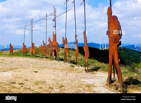 Esculturas Dedicadas A Los Peregrinos Caminando Por El Camino De