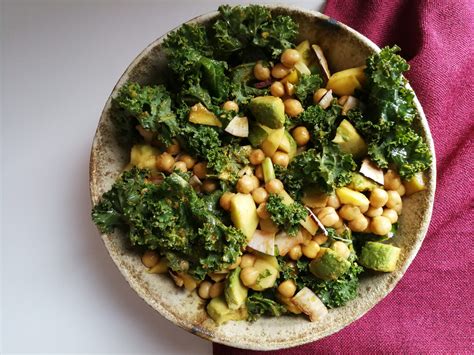 Salade Au Chou Kale La Mangue Et Aux Pois Chiches Courgette Et