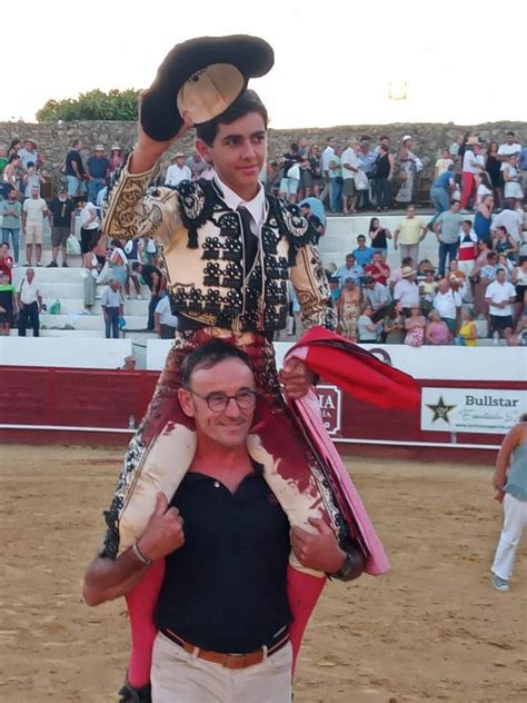 Manuel Rom N Corta Las Dos Orejas Y Rabo En Santa Olalla Del Cala