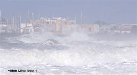 Mareggiata Con Venti Fino A All Ora A Ostia Onde Alte Tre Metri