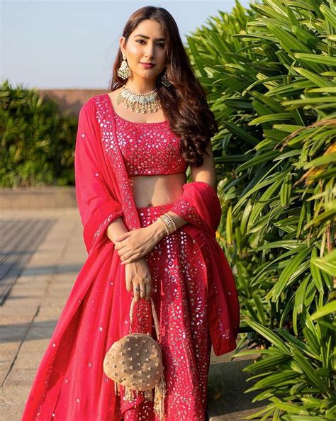 Telly Diva Disha Parmars Pulls Off Ethnic Looks With Utmost Grace And