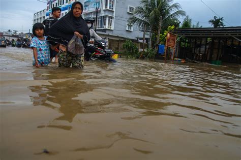 Foto Terdampak Hujan Deras Kota Palembang Dikepung Banjir