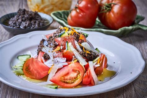 Ensalada De Tomate Cebolla Y Pepino Con Olivada De Mostaza Antigua