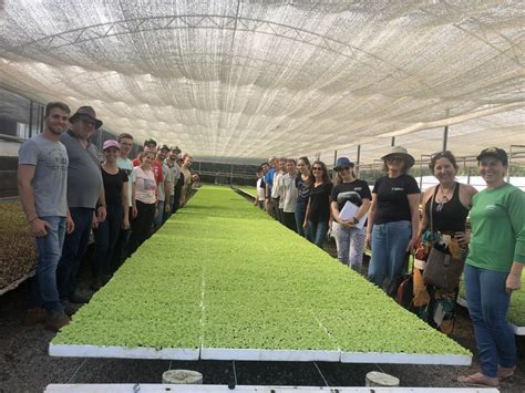 Estudantes De Horticultura E De Agronomia Visitam Viveiro De Mudas Em