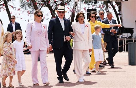 St Phanie De Monaco R Unie Avec Ses Trois Enfants Pour Honorer Le