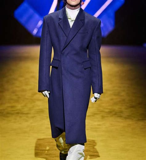 Louis Partridge Prada Fall22 Viste La Calle