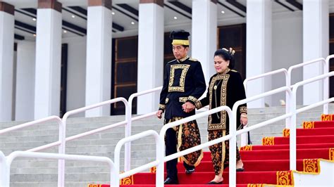 Pimpin Upacara Di Ikn Presiden Jokowi Kenakan Baju Adat Nusantara