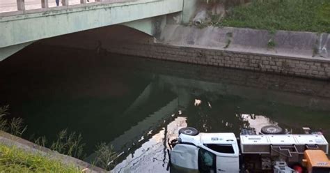 Caminhão da CEEE Equatorial cai no Arroio Dilúvio em Porto Alegre