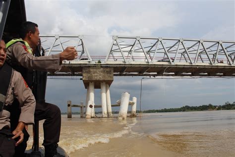 Kapal Tongkang Batu Bara Tabrak Tiang Penyanggah Jembatan Batanghari I