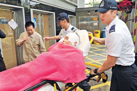 怕遲到被扣薪 清潔工捱車撞照返工 晴報 港聞 新聞頭條 D160419