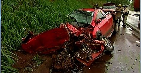 G1 Passageiro morre após carro rodar na pista molhada e bater em