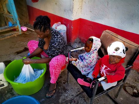 La Jornada Aguardan Miles De Haitianos En Mexicali Buscan Viajar Al