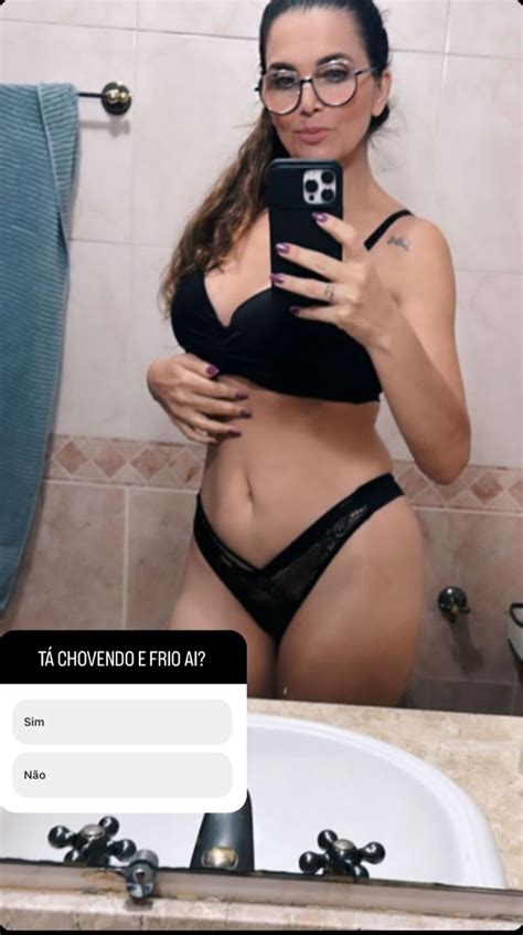 Luiza Ambiel posa de lingerie na frente do espelho Frio por aí