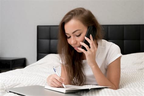 Mulher falando ao telefone Foto Grátis