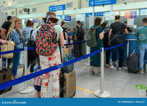 Control De Pasaportes En El Aeropuerto Internacional De Podgorica En Montenegro Imagen De