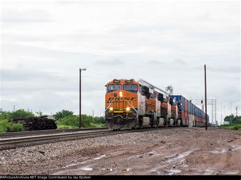 BNSF 7852 Leads An Intermodal West