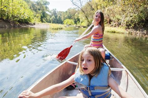 Rivi Re De Cano Kayak De Filles Image Stock Image Du D Placement