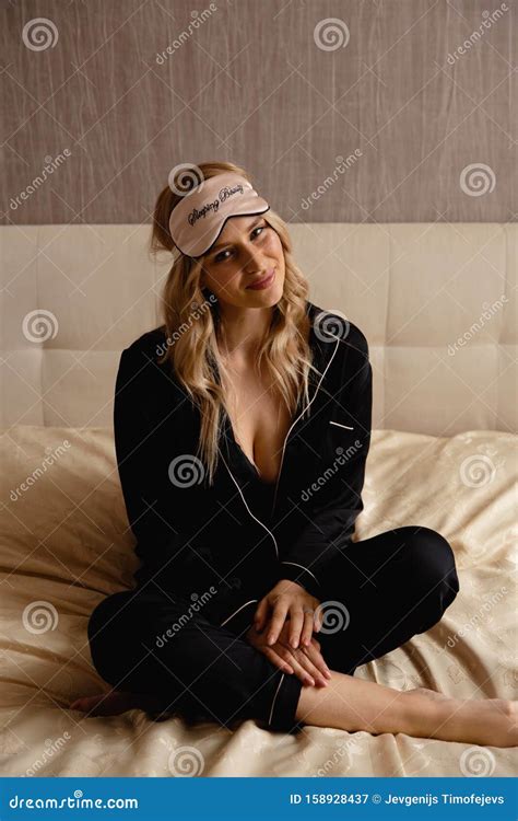 Jeune Femme Blonde Endormie Portant Un Masque De Sommeil Bandeau Sur Son Lit De Chambre Allant