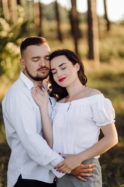 Jovem casal apaixonado andando no parque Foto Grátis