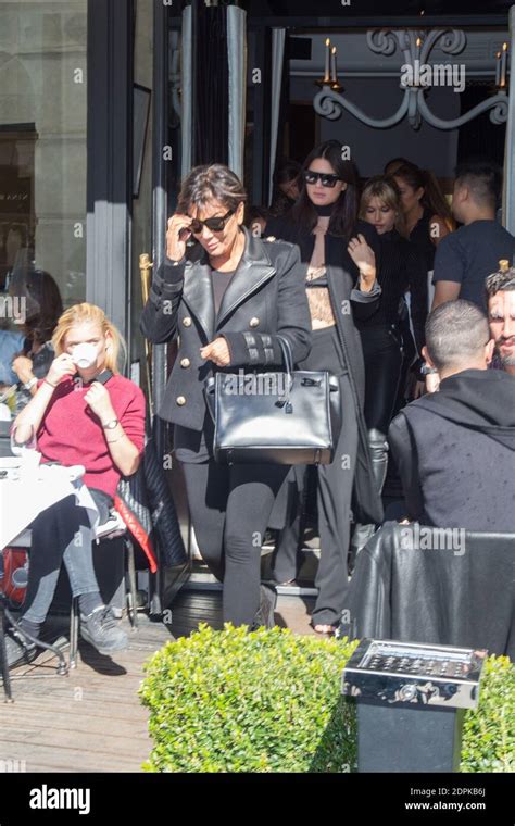 Kendall Jenner Hailey Baldwin Et Kris Jenner Sortent De Leur Hotel