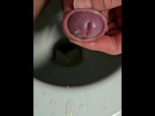 寂寞热鸡巴在撒尿给美味的尿 Pornhub Gay