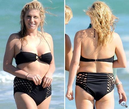 Velvet Celeb Kesha Nagyibugyis Bikiniben J G Zott Az Ausztr L