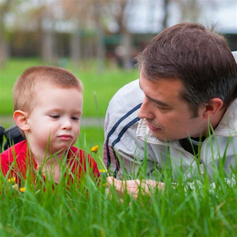 Padre Que Ense A A Su Hijo Sobre La Naturaleza Imagen De Archivo