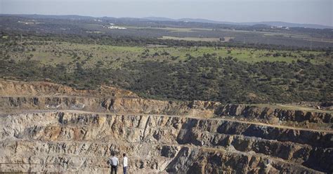 La Junta firma la autorización ambiental unificada de la nueva mina de