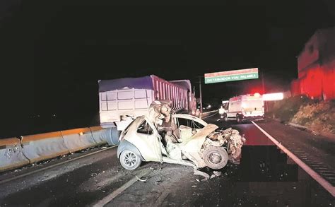 Conductor que iba a exceso de velocidad choca su automóvil y muere