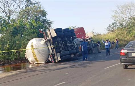 El Heraldo de Xalapa Volcó pipa con 40 toneladas de melaza en la