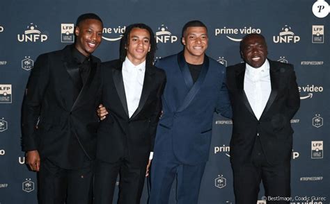 Kylian Mbappé Avec Son Frère Ethan Mbappe Et Son Père Wilfrid Mbappé Photocall De La Cérémonie