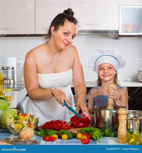 Petite Fille Avec La Maman La Cuisine Photo Stock Image