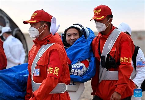 Astronautas De Shenzhou Salen De C Psula De Retorno Spanish