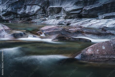 Atmosphärischer Naturhintergrund mit riesigen Steinen im Bergfluss