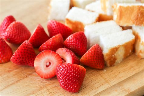 Strawberry Shortcake Kabobs {Kid Friendly} | Lil' Luna