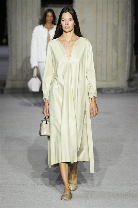 Tod S Spring Fashion Show The Impression