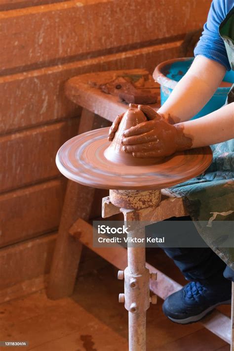 Tangan Potter Membuat Produk Tanah Liat Pada Roda Tembikar Kelas Master