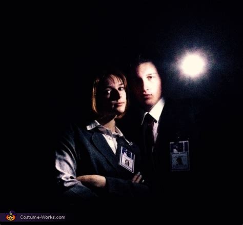 X-Files Fox Mulder and Dana Scully Costume - Photo 3/5