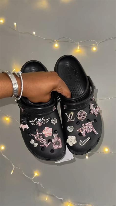 Black platform crocs inspo🤩💗 [Video] | Crocs fashion, Black crocs, Cute ...