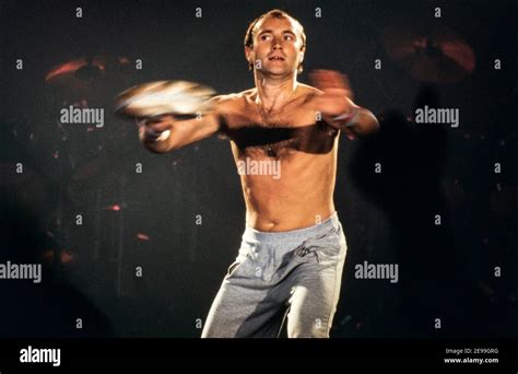 Drummer phil collins hi-res stock photography and images - Alamy