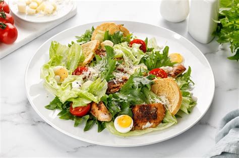 Salada Caesar Croutons De Tomate De Carne De Frango Assado E Queijo