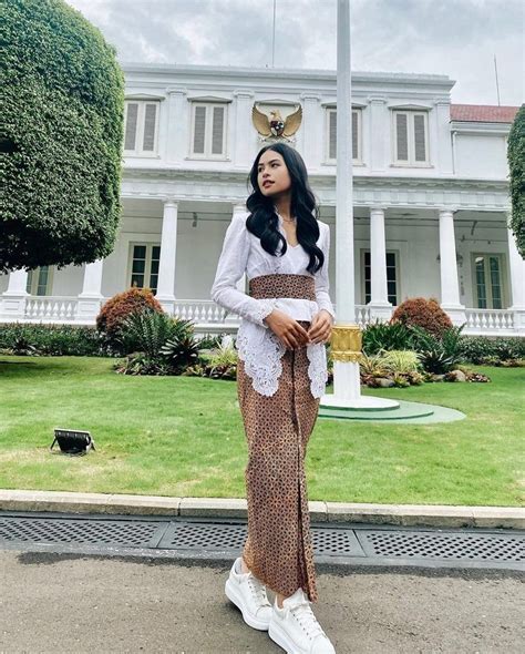 Referensi Kebaya Putih Ala Artis Hits Dipadu Sneakers